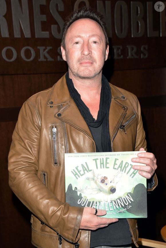 Julian Lennon signe son livre Heal the Earth à Los Angeles, CA, États-Unis, le 13 avril 2018. Photo par Tony DiMaio/startraksphoto.com/ABACAPRESS.COM