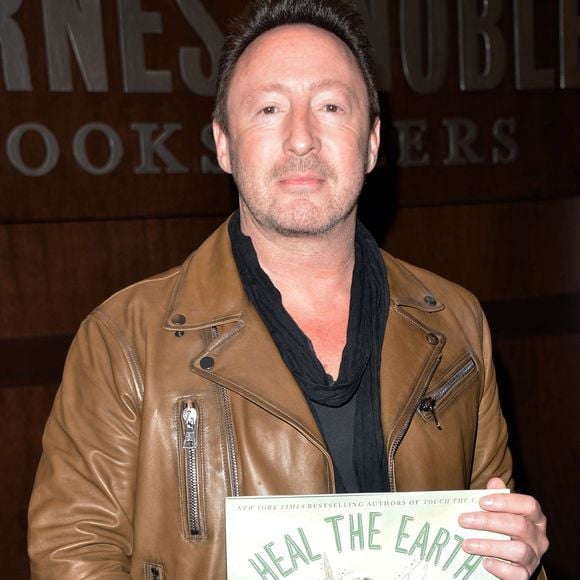 Julian Lennon signe son livre Heal the Earth à Los Angeles, CA, États-Unis, le 13 avril 2018. Photo par Tony DiMaio/startraksphoto.com/ABACAPRESS.COM