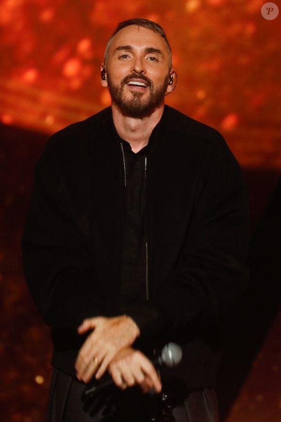 Christophe Willem lors de l'enregistrement de l'émission "Les disques d'or de l'année" au Dôme de Paris, présentée par Elodie Gossuin et diffusée le 24 décembre à 21h10 sur M6.

© Christophe Clovis / Bestimage