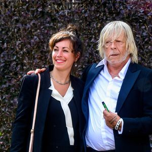 A cette occasion, il a accepté de se confier sur sa vie privée pour nos confrères du "Parisien". 

Le chanteur Renaud (Renaud Séchan) et Cerise (de son vrai prénom Christine) - Mariage d'Hugues Aufray et de Murielle Mégevand à la mairie de Marly-Le Roy, France, le 2 septembre 2023.
 ©Agence / Bestimage