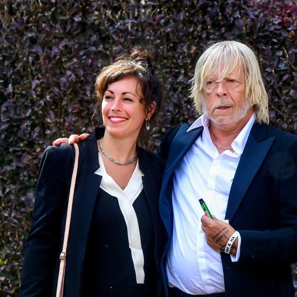 A cette occasion, il a accepté de se confier sur sa vie privée pour nos confrères du "Parisien". 

Le chanteur Renaud (Renaud Séchan) et Cerise (de son vrai prénom Christine) - Mariage d'Hugues Aufray et de Murielle Mégevand à la mairie de Marly-Le Roy, France, le 2 septembre 2023.
 ©Agence / Bestimage