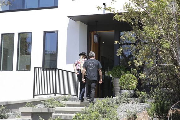 Exclusif - Laeticia Hallyday, émue, quitte enfin l'ancienne villa dans l'après-midi avec son compagnon Jalil Lespert direction la nouvelle villa à Los Angeles, le 4 mai 2021. © Agence / Bestimage