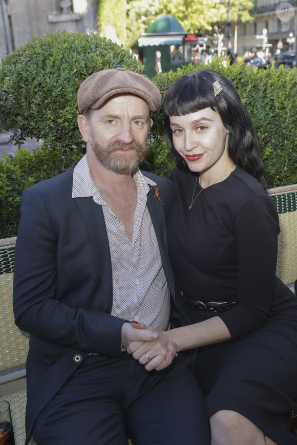 Mathias Malzieu et sa compagne Daria Nelson lors de la soirée de l'été littéraire et musical aux Deux Magots à Paris le 27 juin 2022.

© Jack Tribeca / Bestimage