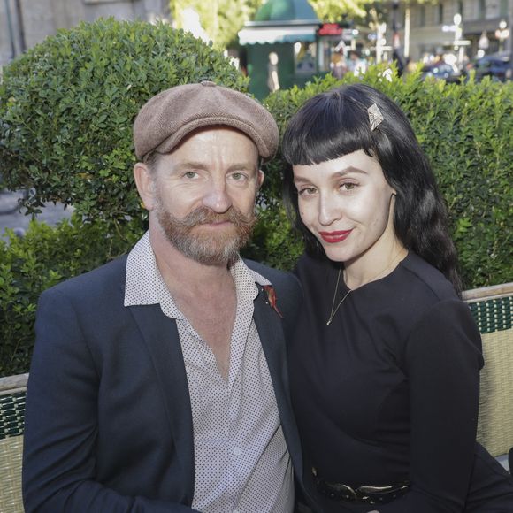 Mathias Malzieu et sa compagne Daria Nelson lors de la soirée de l'été littéraire et musical aux Deux Magots à Paris le 27 juin 2022.

© Jack Tribeca / Bestimage
