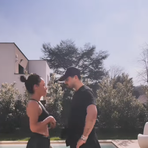 Ensemble près d'une piscine, entre complicité et maîtrise technique, ceux qui avaient perdu lors de la finale de la saison 3 de l'émission de DALS prouvent qu'ils n'ont (absolument) rien perdu de leur superbe. 

Amel Bent et Chirstophe Licata le 22 mars 2026 sur Instagram