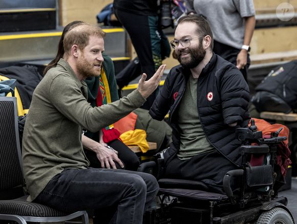 Le prince Harry, duc de Sussex, assiste à un match de volleyball en fauteuil lors des "Invictus Games Vancouver Whistler 2025" à Vancouver. Mirrorpix / Bestimage