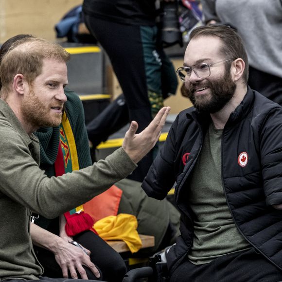 Le prince Harry, duc de Sussex, assiste à un match de volleyball en fauteuil lors des "Invictus Games Vancouver Whistler 2025" à Vancouver. Mirrorpix / Bestimage
