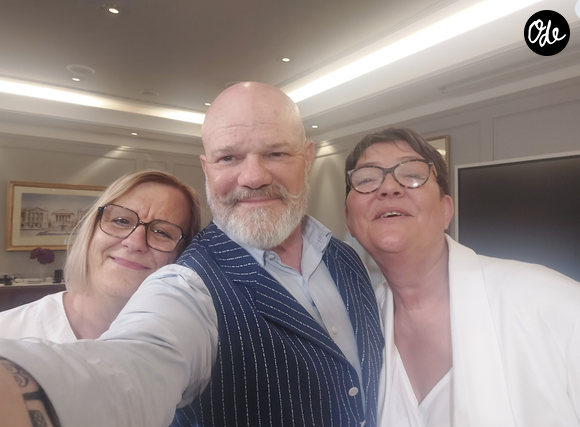 Malgré l'aide de Philippe Etchebest, le restaurant avait fini par fermer.

Philippe Etchebest entouré de Martine et Laurence, restauratrices vues dans "Cauchemar en cuisine", sur M6.