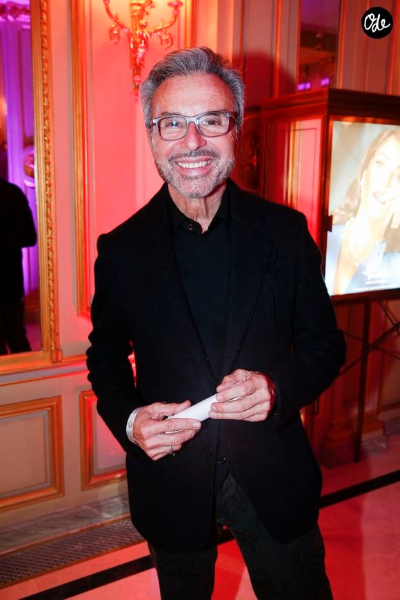 Alors, ce jeudi 13 août 2026, à l'annonce de la mort de son grand ami, la chanteuse n'a pu contenir son émotion. "Je suis profondément attristée" a-t-elle écrit en légende d'une publication Instagram. 

Olivier Echaudemaison lors de la remise du Prix Meurice pour l'art Contemporain à Paris le 10 octobre 2016. 

Photos : © Olivier Borde / Bestimage