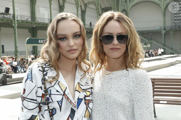 Lily-Rose Depp et sa mère Vanessa Paradis - Les célébrités au photocall du défilé "Chanel Cruise Collection 2020" au Grand Palais. Paris, le 3 mai 2019.
© Olivier Borde/Bestimage