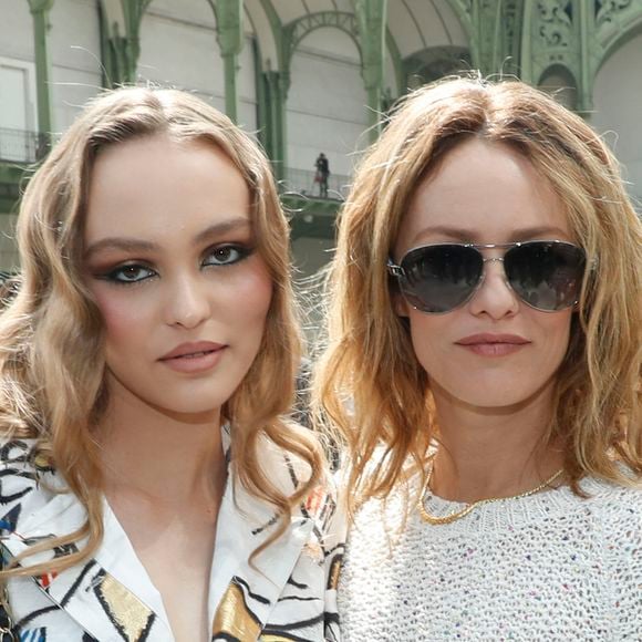 Lily-Rose Depp et sa mère Vanessa Paradis - Les célébrités au photocall du défilé "Chanel Cruise Collection 2020" au Grand Palais. Paris, le 3 mai 2019.
© Olivier Borde/Bestimage