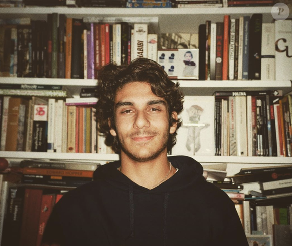 Aujourd'hui, Il analyse l'actualité et la traite avec humour 

Léo, le fils cadet de Pascal Elbé, célèbre son 19e anniversaire le 27 juillet 2020.