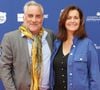 Mais celui qui vit depuis plus de 30 ans une belle histoire d'amour avec l'actrice et réalisatrice Pascale Pouzadoux y a depuis racheté une maison
Antoine Duléry et Pascale Pouzadoux au photocall de la 4ème édition du festival du film de Demain à Vierzon, France, le 5 juin 2025. © Coadic Guirec/Bestimage