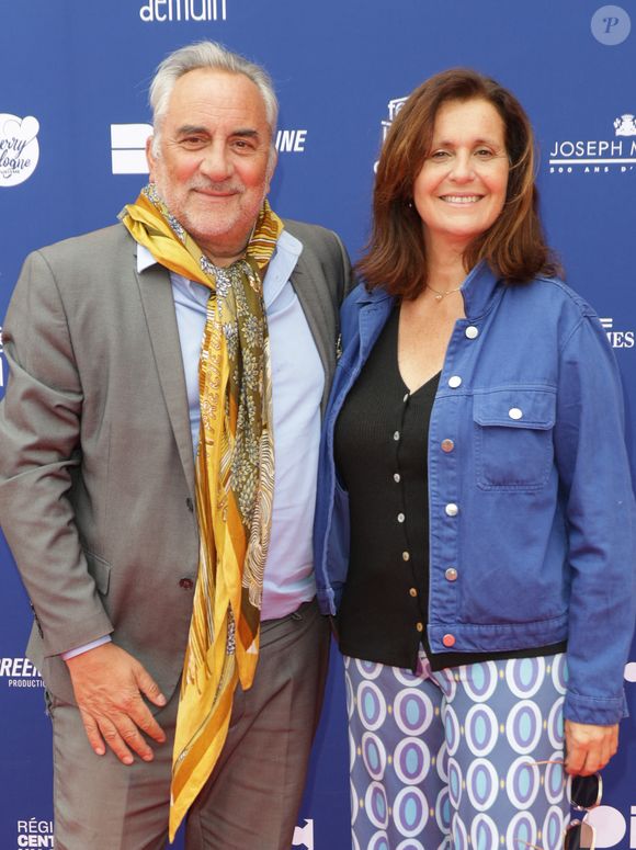 Mais celui qui vit depuis plus de 30 ans une belle histoire d'amour avec l'actrice et réalisatrice Pascale Pouzadoux y a depuis racheté une maison

Antoine Duléry et Pascale Pouzadoux au photocall de la 4ème édition du festival du film de Demain à Vierzon, France, le 5 juin 2025. © Coadic Guirec/Bestimage