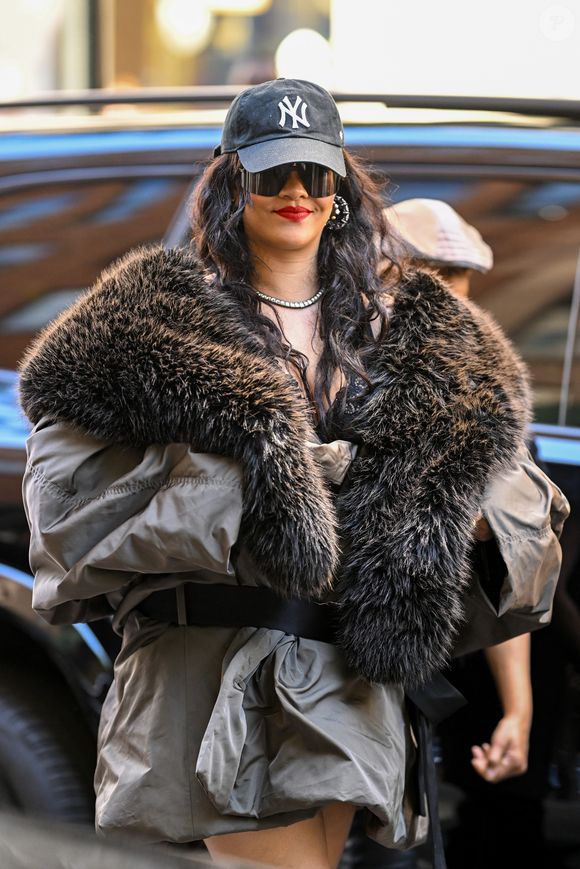 Rihanna arrive à l'hôtel The Carlyle, A Rosewood Hotel à New York City, NY, Etats-Unis, le 4 mai 2026, avant le Met Gala. © Pierre Perusseau/Bestimage