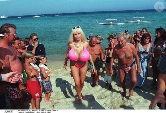 Lolo Ferrari à la plage de Saint-Tropez. Angeli/Garcia - Bestimage