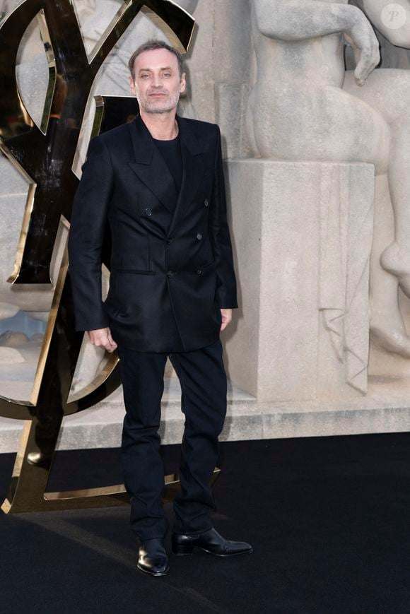 Issu d’une famille de passionnés de livres, il nourrit depuis l’enfance un amour profond pour la littérature.

Augustin Trapenard - Photocall du Défilé de mode Saint Laurent Collection Printemps-Été 2026 dans le cadre de la Fashion Week de Paris, France, le 29 septembre 2025.
 
© Olivier Borde / Bestimage
