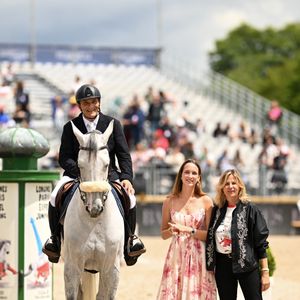 Serge Varsano sur Mylo Van Klapscheut Victoria de Saint Vincent, Virginie Coupérie Eiffel dans l'épreuve Prix Barnes lors de la 10ème édition du "Longines Paris Eiffel Jumping" à la Plaine de Jeux de Bagatelle à Paris le 22 juin 2024.
Pierre Perusseau / Veeren / Bestimage
