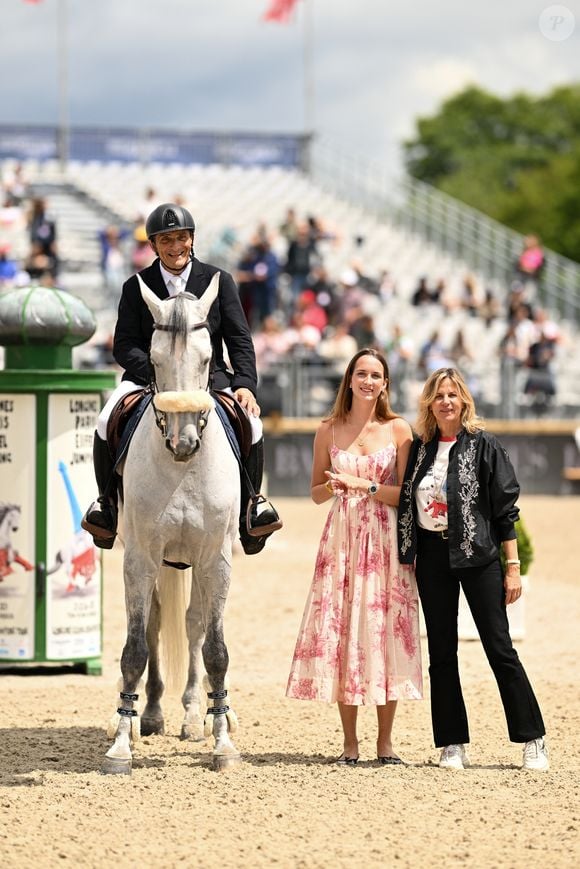 Serge Varsano sur Mylo Van Klapscheut Victoria de Saint Vincent, Virginie Coupérie Eiffel dans l'épreuve Prix Barnes lors de la 10ème édition du "Longines Paris Eiffel Jumping" à la Plaine de Jeux de Bagatelle à Paris le 22 juin 2024.
Pierre Perusseau / Veeren / Bestimage