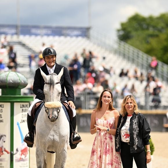 Serge Varsano sur Mylo Van Klapscheut Victoria de Saint Vincent, Virginie Coupérie Eiffel dans l'épreuve Prix Barnes lors de la 10ème édition du "Longines Paris Eiffel Jumping" à la Plaine de Jeux de Bagatelle à Paris le 22 juin 2024.
Pierre Perusseau / Veeren / Bestimage