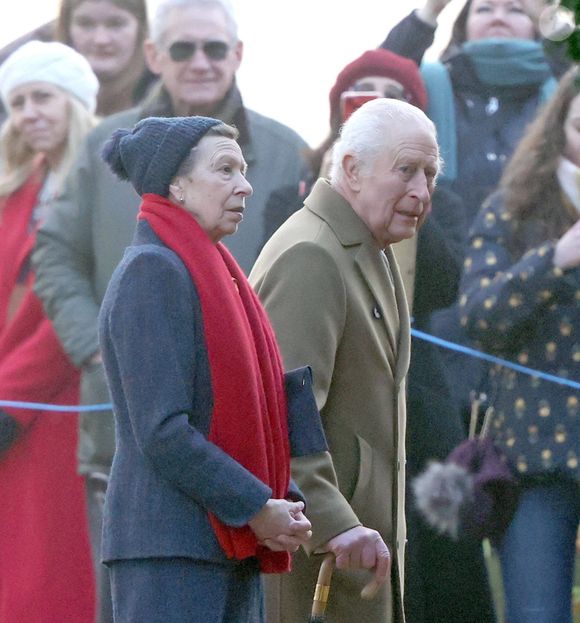 Sa soeur, la princesse Anne, lui a rendu visite avant son départ. 

Le roi Charles III et la princesse Anne assistent à l'office du dimanche matin dans le Norfolk, le 29 Decembre 2024. Photo par Imago/PsnewZ/Bestimage