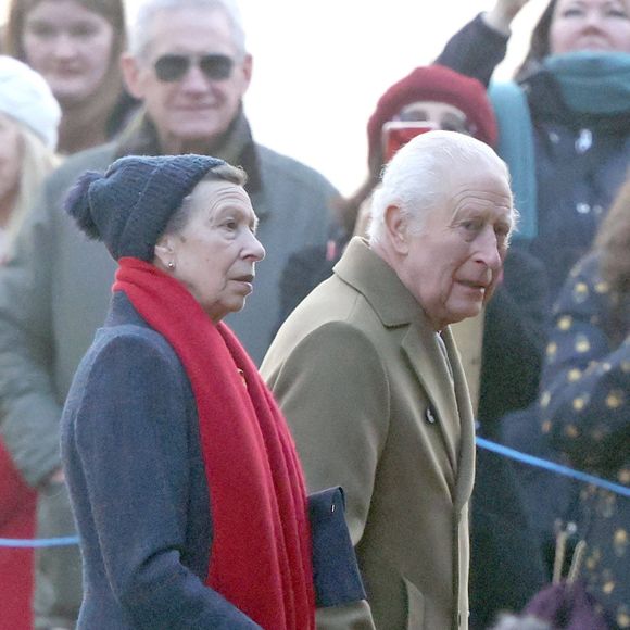 Sa soeur, la princesse Anne, lui a rendu visite avant son départ. 

Le roi Charles III et la princesse Anne assistent à l'office du dimanche matin dans le Norfolk, le 29 Decembre 2024. Photo par Imago/PsnewZ/Bestimage