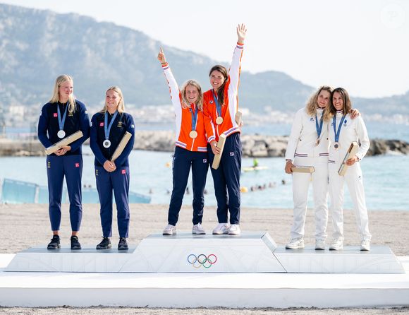 Rebecca Netzler et Vilma Bobeck de Suède, Odile van Aanholt et Annette Duetz des Pays-Bas, ainsi que Sarah Steyaert et Charline Picon de France célèbrent lors de la cérémonie des médailles en skiff féminin - 49er FX, le 7e jour des Jeux Olympiques de Paris 2024, le 2 août 2024 à Marseille.

© Petter Arvidson/Bildbyran via ZUMA Press)