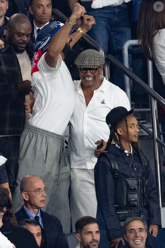 Yannick Noah avec ses fils Joakim et Joalukas Noah, Jaden Smith - Les célébrités dans les tribunes lors du match aller de la demi-finale de la Ligue Des Champions 2025-2026 (LDC) "Paris Saint-Germain (PSG) - Bayern Munich (5-4)" au Parc des Princes, le 28 avril 2026.
© Cyril Moreau/Bestimage