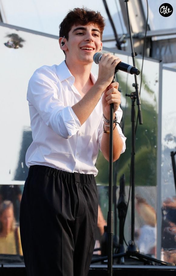 Exclusif - Léon Hesby, le fils de Patrick Bruel, se produit pour la première fois sur scène en France, au festival des Sables-d'Olonne, le 26 juin 2026. En première partie de Marine Delplace, gagnante de la Star Academy (S12), le jeune musicien de 20 ans a chanté un titre en anglais, remportant un franc succès, sous le regard de sa mère, Amanda Sthers. © Noël Carrier / Bestimage