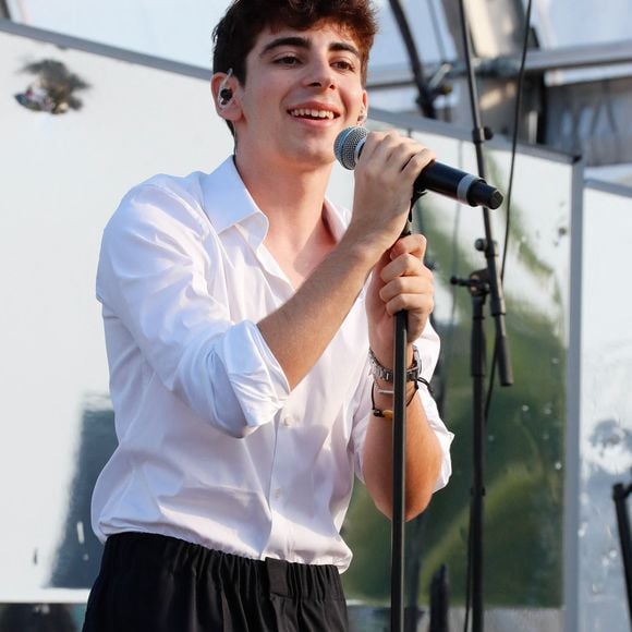 Exclusif - Léon Hesby, le fils de Patrick Bruel, se produit pour la première fois sur scène en France, au festival des Sables-d'Olonne, le 26 juin 2026. En première partie de Marine Delplace, gagnante de la Star Academy (S12), le jeune musicien de 20 ans a chanté un titre en anglais, remportant un franc succès, sous le regard de sa mère, Amanda Sthers. © Noël Carrier / Bestimage