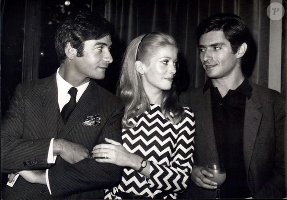 Le 19 septembre 1967, lors d'un cocktail à Paris, Jean-Claude Brialy, Catherine Deneuve et Sami Frey.  Photo par © Keystone Press Agency/ZUMA Press Wire/ABACAPRESS.COM