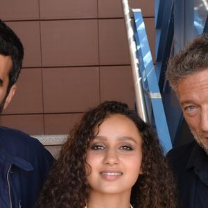 Romain Gavras, Oulaya Amamra et Vincent Cassel - Rencontre avec l'équipe du film "Le monde est à toi " sur la terrasse Unifrance lors du 71ème Festival International du Film de Cannes le 12 mai 2018. © Veeren/Bestimage