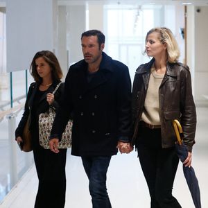 Nicolas Bedos, jugé pour agressions et harcèlement sexuels, arrive avec sa compagne Pauline Desmonts et son avocate,  J.Minkowski, au tribunal judiciaire de Paris, le 26 septembre 2024. Les faits reprochés auraient été commis entre 2018 et 2023. 
© Christophe Clovis / Bestimage