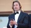 Le duo propose un vestiaire pointu mêlant le cachemire brossé et le lin, avec une règle d'or absolue : l'inclusivité.

Brad Pitt à Cannes en mai 2012.©Bestimage