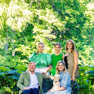 Le roi Willem-Alexander, la reine Maxima, la princesse Amalia, la princesse Alexia, la princesse Ariane et leur chien Mambo posent lors de la séance photo annuelle d'été au palais Huis Ten Bosch à La Haye. Photo by Backgrid USA / Bestimage