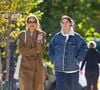Depuis de nombreuses années, la fille de Katie Holmes, son ex, ne veut plus parler à son père.
New York, NY - Katie Holmes se promène avec sa fille, Suri Cruise, après une course au supermarché à New York. Le duo mère-fille semble apprécier sa journée.
©Backgrid USA / Bestimage