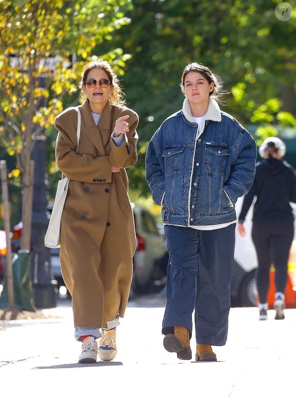 Depuis de nombreuses années, la fille de Katie Holmes, son ex, ne veut plus parler à son père. 
New York, NY - Katie Holmes se promène avec sa fille, Suri Cruise, après une course au supermarché à New York. Le duo mère-fille semble apprécier sa journée.
©Backgrid USA / Bestimage