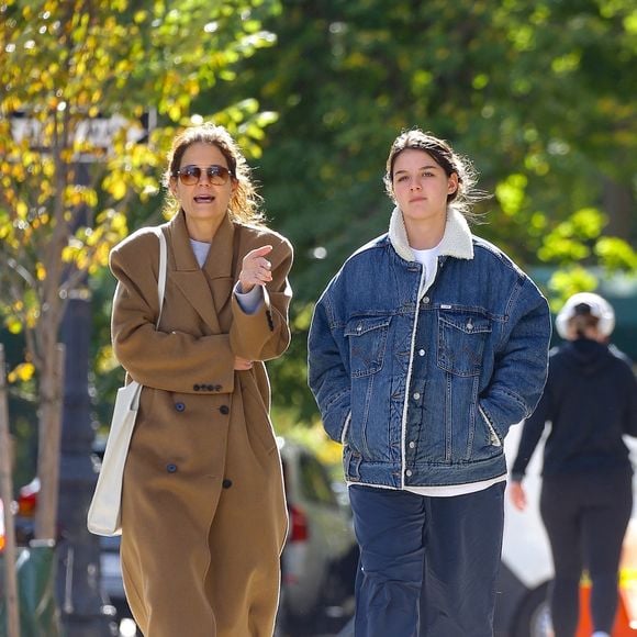 Depuis de nombreuses années, la fille de Katie Holmes, son ex, ne veut plus parler à son père. 
New York, NY - Katie Holmes se promène avec sa fille, Suri Cruise, après une course au supermarché à New York. Le duo mère-fille semble apprécier sa journée.
©Backgrid USA / Bestimage