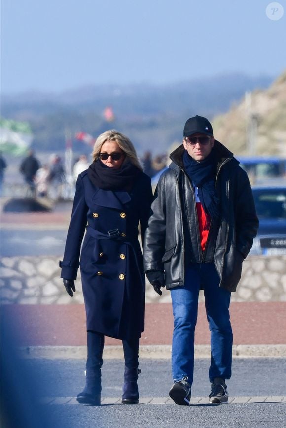 Le président candidat Emmanuel Macron prend l'air vivifiant du bord de mer au Touquet avec sa femme Brigitte la veille du premier tour des élections présidentielles le 9 avril 2022