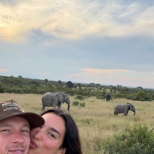 Elle a décrit ce voyage comme l’un des plus marquants de sa vie...

Un séjour marquant pour le couple, qui a découvert les paysages et les animaux emblématiques de la savane sud-africaine. ©Instagram - Dua Lipa