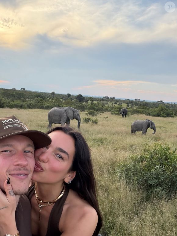 Elle a décrit ce voyage comme l’un des plus marquants de sa vie...

Un séjour marquant pour le couple, qui a découvert les paysages et les animaux emblématiques de la savane sud-africaine. ©Instagram - Dua Lipa