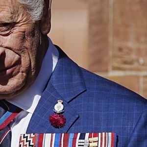 Le roi Charles III rencontre des membres du public lors d'une visite à Barrow-in-Furness, Cumbria, pour présenter les lettres patentes accordant officiellement le statut de charte royale au port de Barrow, en reconnaissance de la contribution essentielle de la ville à la défense nationale et à l'industrie, à Barrow-in-Furness, Royaume-Uni, le 20 septembre 2025. © Byrne Peter/PA Photos/ABACA