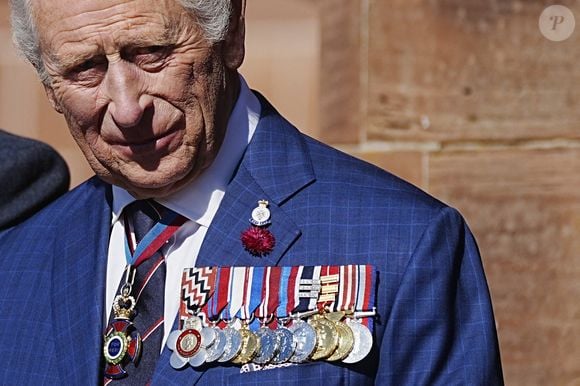 Le roi Charles III rencontre des membres du public lors d'une visite à Barrow-in-Furness, Cumbria, pour présenter les lettres patentes accordant officiellement le statut de charte royale au port de Barrow, en reconnaissance de la contribution essentielle de la ville à la défense nationale et à l'industrie, à Barrow-in-Furness, Royaume-Uni, le 20 septembre 2025. © Byrne Peter/PA Photos/ABACA