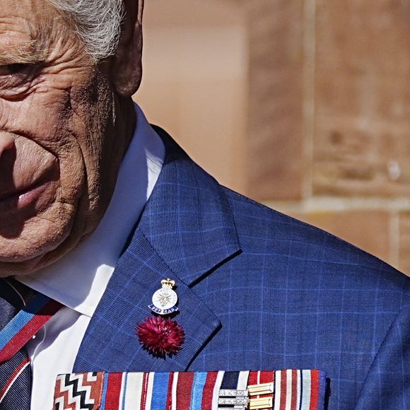 Le roi Charles III rencontre des membres du public lors d'une visite à Barrow-in-Furness, Cumbria, pour présenter les lettres patentes accordant officiellement le statut de charte royale au port de Barrow, en reconnaissance de la contribution essentielle de la ville à la défense nationale et à l'industrie, à Barrow-in-Furness, Royaume-Uni, le 20 septembre 2025. © Byrne Peter/PA Photos/ABACA