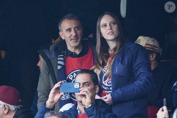 Elie Semoun et sa compagne Aude Fraineau - Célébrités dans les tribunes de la demi-finale retour de Ligue des champions entre le PSG face au Borussia Dortmund (0-1) au Parc des Princes à Paris le 7 mai 2024. © Cyril Moreau/Bestimage