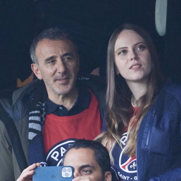 Elie Semoun et sa compagne Aude Fraineau - Célébrités dans les tribunes de la demi-finale retour de Ligue des champions entre le PSG face au Borussia Dortmund (0-1) au Parc des Princes à Paris le 7 mai 2024. © Cyril Moreau/Bestimage