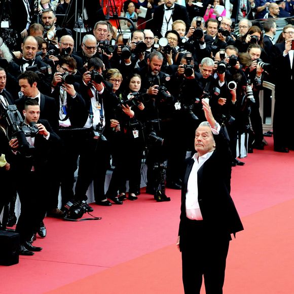 Alain Delon (avec un badge Paris Match d'une ancienne couverture du magazine titrant "Alain Delon, mes deux amours, Rosalie et Anouchka) - Montée des marches du film "A Hidden Life" lors du 72ème Festival International du Film de Cannes. Le 19 mai 2019
© Jacovides-Moreau / Bestimage