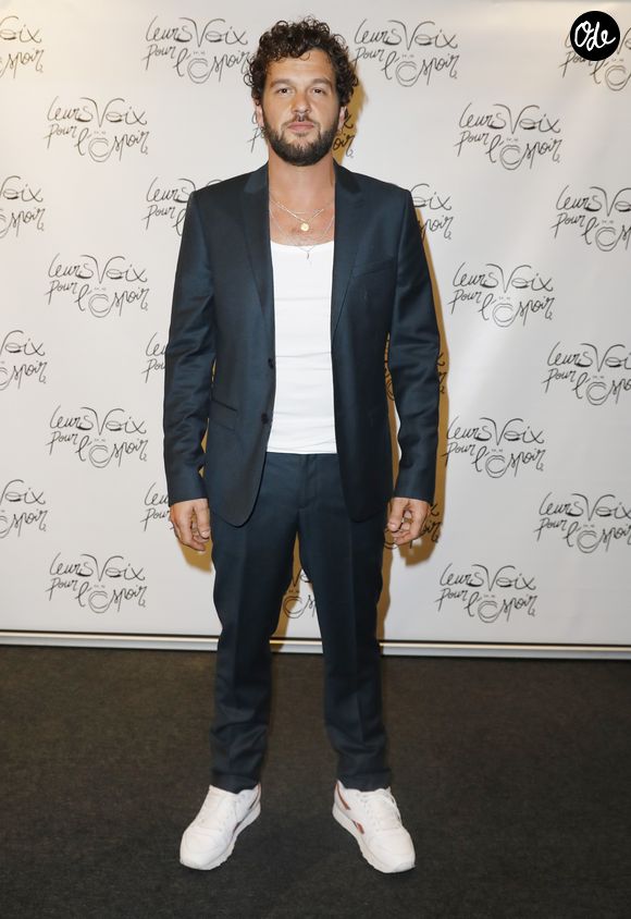 Claudio Capéo - Photocall de la 10ème édition du concert caritatif "Leurs voix pour l'espoir" au profit de la fondation ARCAD (Aide et recherche en Cancérologie Digestive) et la lutte contre le cancer du pancréas à l'Olympia à Paris le 11 octobre 2021. © Marc Ausset-Lacroix - Pierre Perusseau / Bestimage