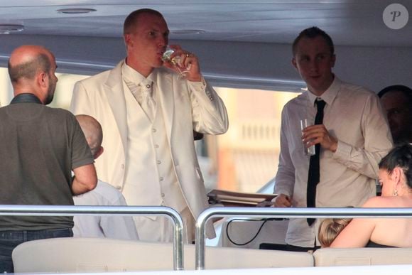 Le footballeur français Jérémy Mathieu (FC Barcelone)  fête ses 10 ans de mariage avec sa femme Sophie sur un yacht avec des amis en Meditterrannée. le 5 juillet 2015. KDNPIX / Bestimage