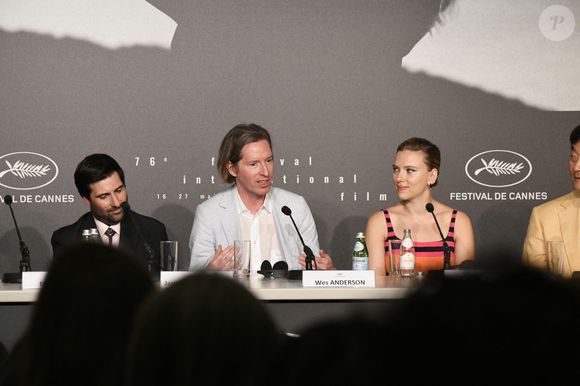 Jason Schwartzman, Wes Anderson, Scarlett Johansson à la conférence de presse du film "Asteroid City" lors de la 76ème édition du festival international du film de Cannes le 24 mai 2023. © Pool Cannes / Bestimage
